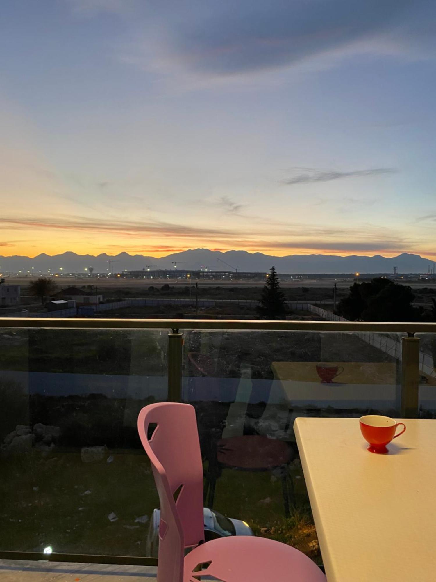 Havalimanina Yakin Havuzlu 1+1 Lux Daire Antalya